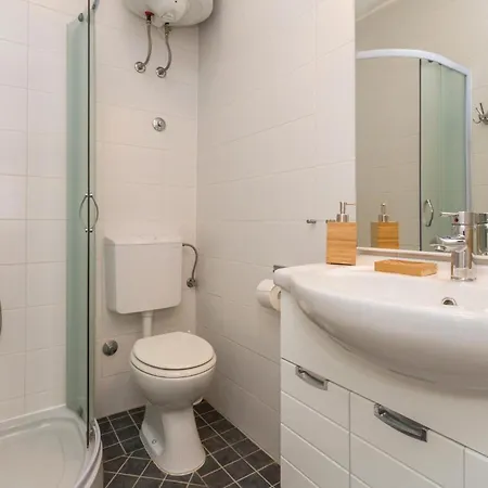 One-bedroom In Apartment *